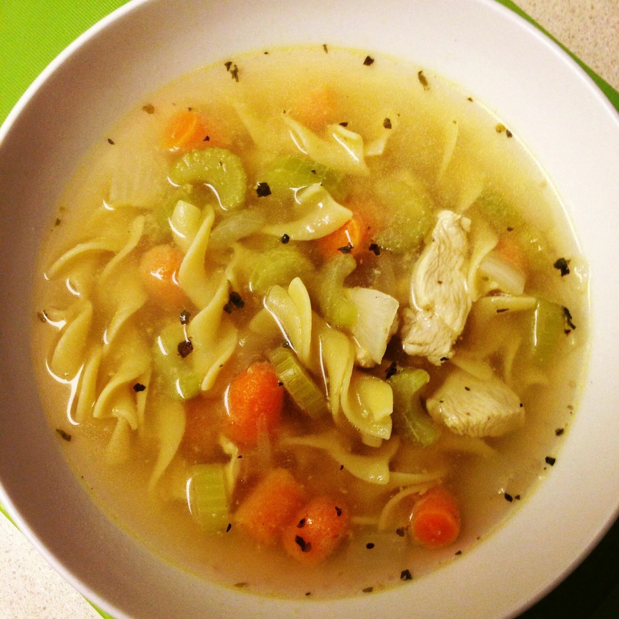 Куриная лапша ккал. Суп лапша. куриный суп с лапшой. куриный суп с макаронами. куриный суп со спагетти.