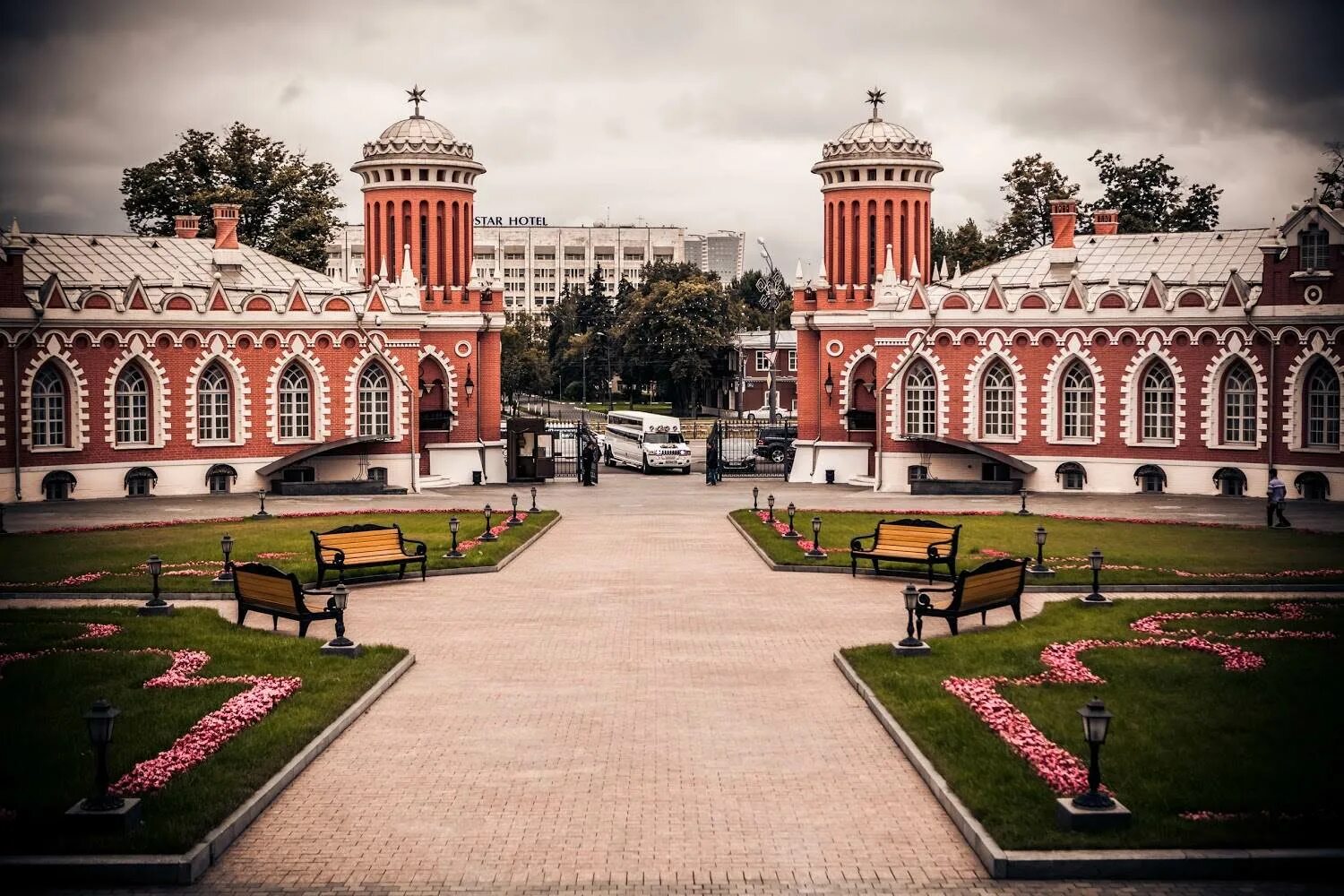 Петровский путевой дворец. Петровский дворец в Москве. Петровский путевой дворец сссричб. Петровский путевой дворец коней 18 века. Петровский путевой дворец сайт