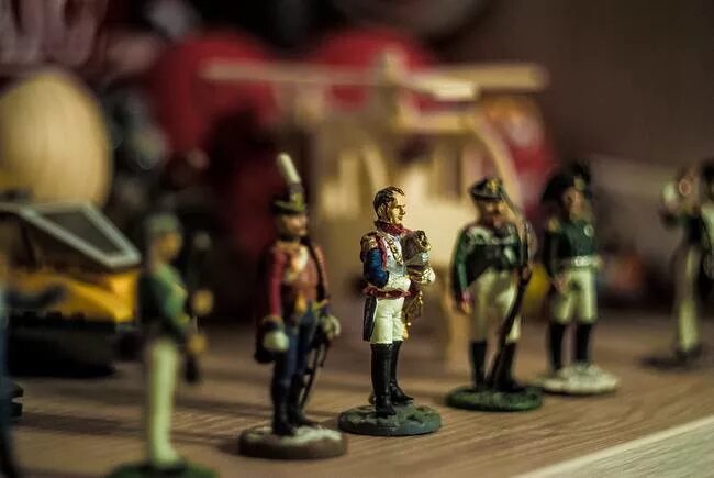 Toy soldier транскрипция. Девушка игрушечный солдатик. Солдатики dsg. Елочные игрушки солдатик барабанщик. Игрушечный солдатик спотлайт.