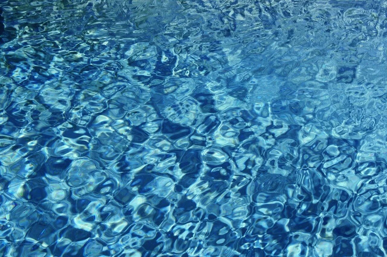 Как выглядит морская вода. Голубая прозрачная вода. текстура воды. фактура воды. бирюзовая вода.