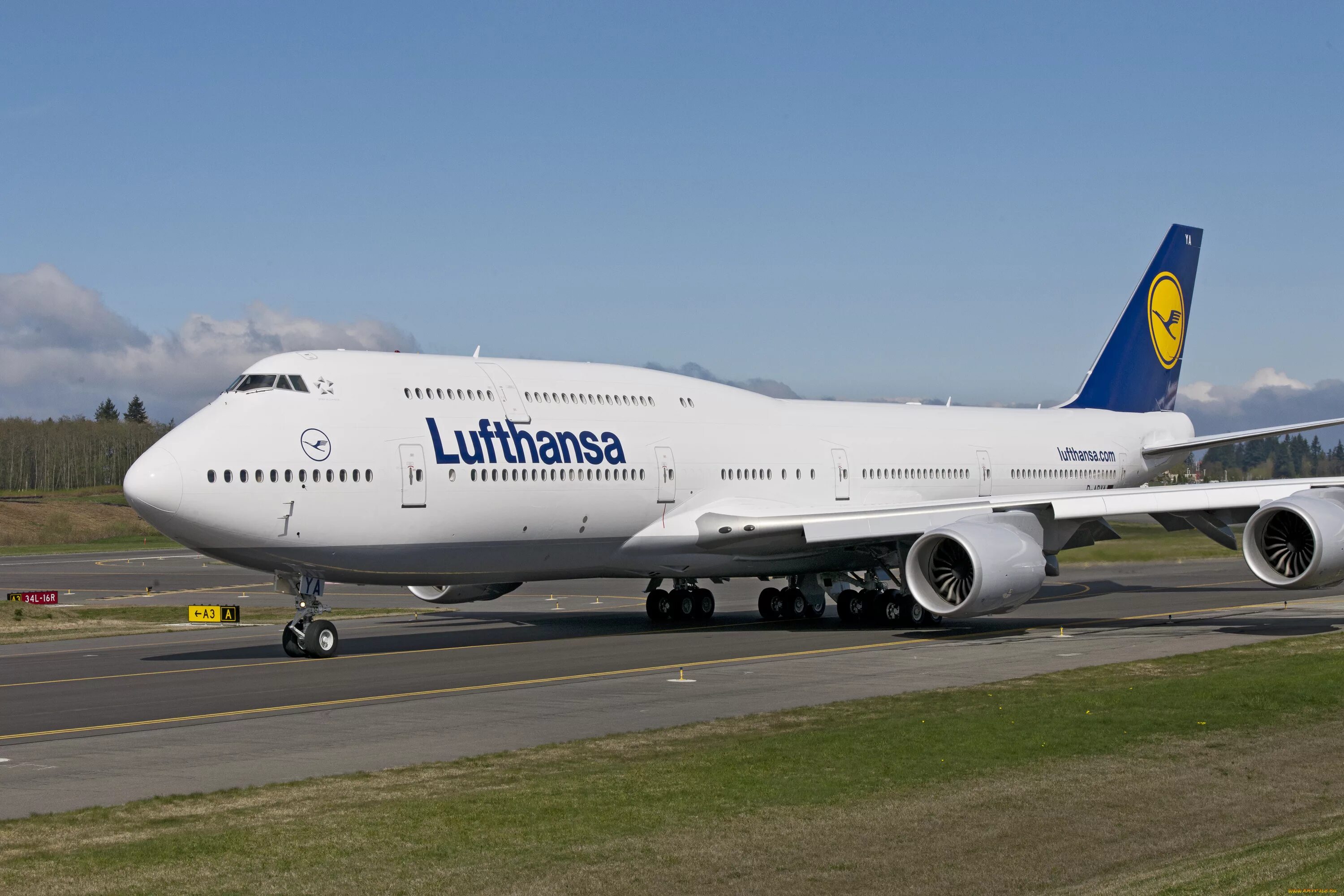 Jumbo jet. Боинг 747 8i. Самолет Боинг 747 8 Lufthansa. Самолет Боинг 747 джамбо. Боинг 747 Люфтганза.