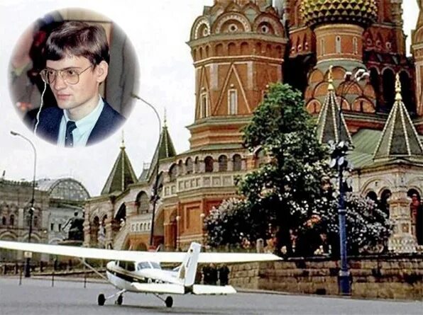 Матиас руст приземлился на красной площади. Посадил самолет на красной площади. Приземление матиаса руста на красной площади. Матиас руст на красной площади 1987. Матиас руст на красной площади.