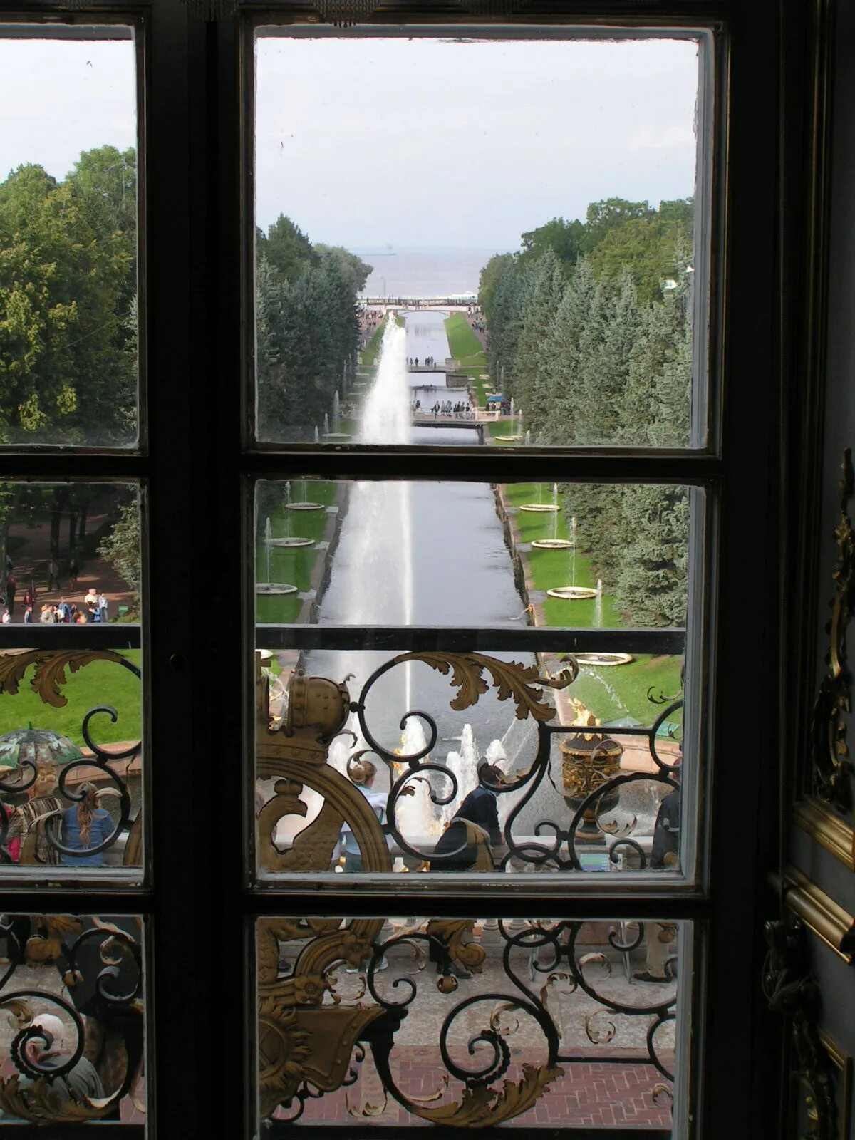 Петергоф вид из окна. Окна петергоф. Монплезир петергоф. Монплезир петергоф туалет. Петергоф окна.