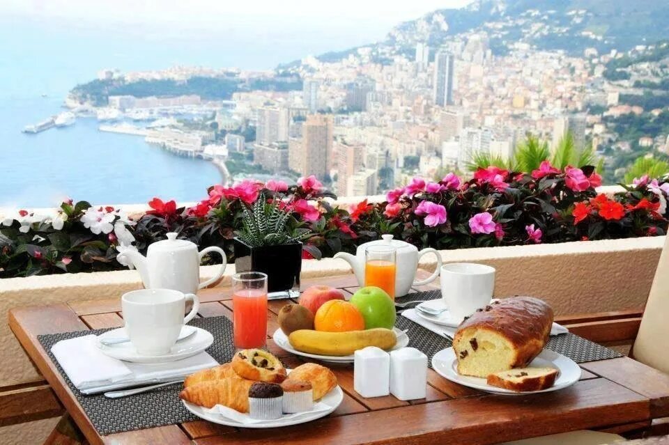 Картинки с добрым утром город. Красивый завтрак с видом. Шикарного утра. Роскошный завтрак. Завтрак на фоне города.