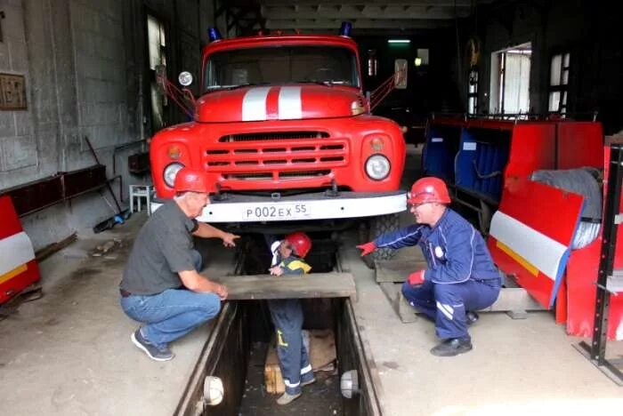 Организация работы пожарной техники. Техническое обслуживание пожарных автомобилей. Техобслуживание пожарного автомобиля. Пожарный автомобиль. Ремонт пожарной машины.