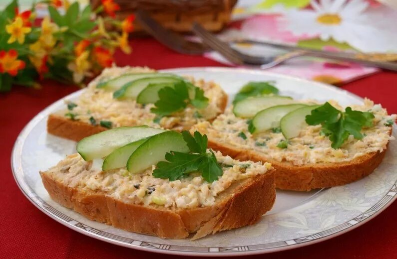 Горячие бутерброды с луком и яйцом. Бутерброды с горбушей. бутерброды с горбушей консервированной. бутерброды с горбушей и сыром. бутерброды с горбушей на праздничный стол.