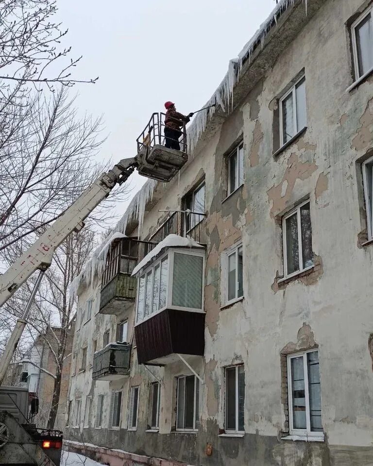 уборка снега придомовой территории. управляющая компания юго запад. воровского 129а дом киров. управляющая компания юго запад. управляющая компания юго запад.