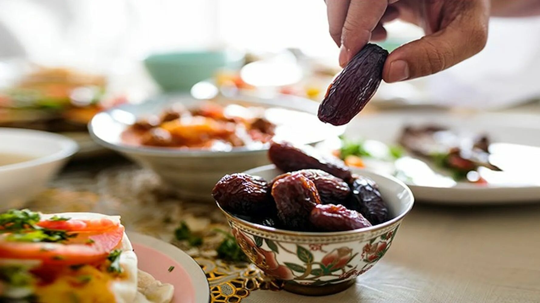 Можно облизывать губы во время рамадана. Рамазан Iftar. Ифтар финики. Еда на ифтар. Ифтар картинки.