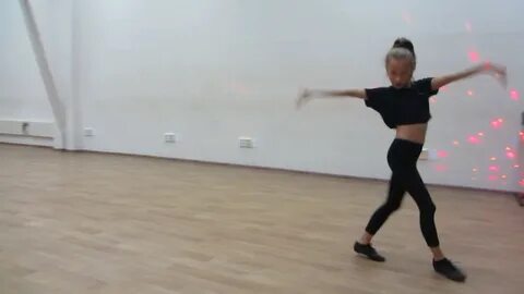 Алиса танцует видео