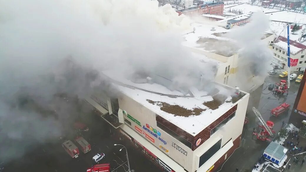 В каком году сгорел тц. Пожар в Кемерово в ТЦ зимняя вишня. Пожар в торговом центре «зимняя вишня». Пожара в торгово-развлекательном центре «зимняя вишня» в Кемерово. ТЦ зимняя вишня Кемерово.