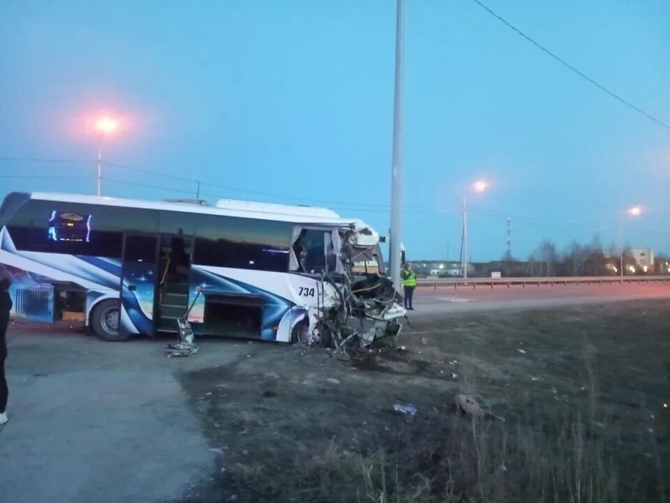 Автобус тобольск ярково. Камаз протаранил автобус.