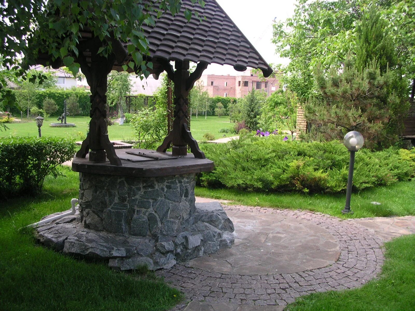 Круглый колодец из кирпича. Красивый колодец на даче. Кирпичный колодец. Декоративный колодец. Кладка кирпича колодцем диаметром 700мм.