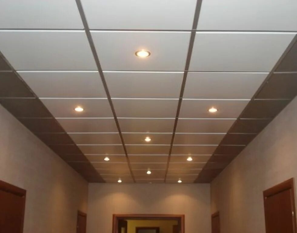 Какие тип потолки. Кассета cesal 600х600 белый матовый 3306. потолок из прямоугольных плит. кассетные потолки бежевые. потолок армстронг в коридоре.