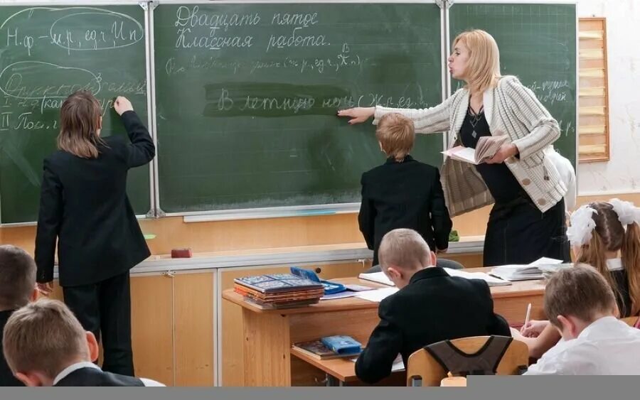 Почему идут в учителя. Учитель в школе. уроки учителя. учительница в школе. учитель начальной школы.