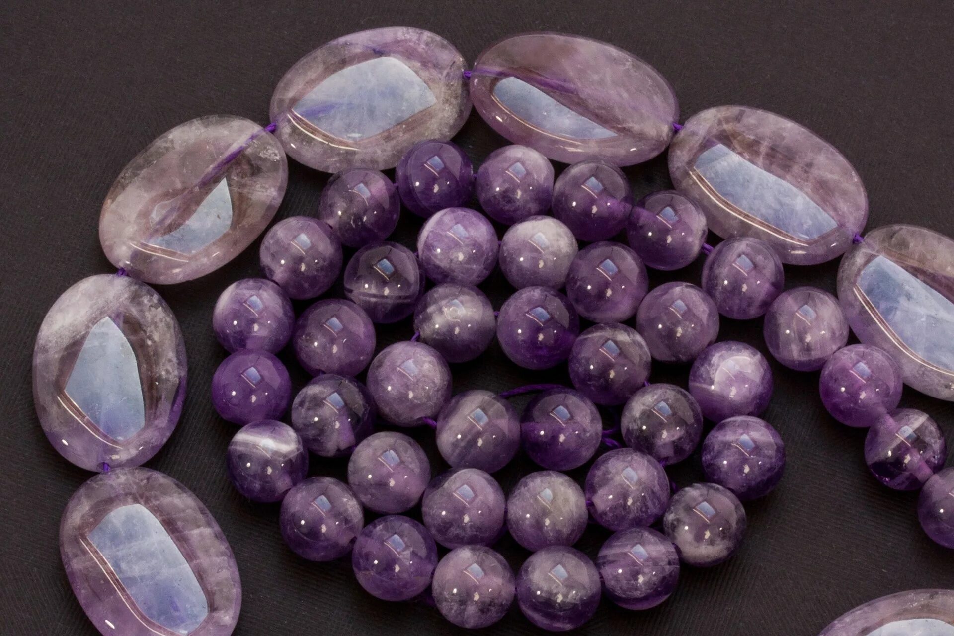 Precious stones. Камень аметист фиолетовый кварц. Фиалковый аметист камень. Аметист кварц камень. Мадагаскарский аметист.