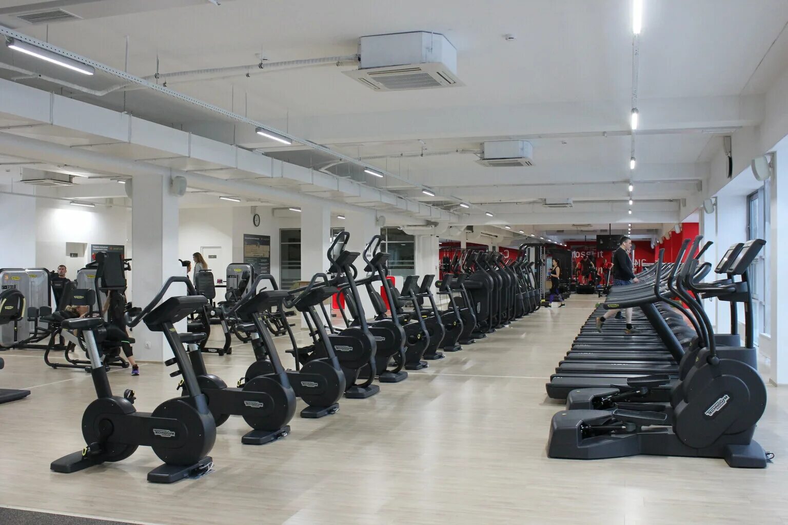 Тренажерный зал набережные. Арена джим набережные челны. Сильная арена нижнекамск. Фитнес зона набережные челны зяб. Тренажерный зал набережные.