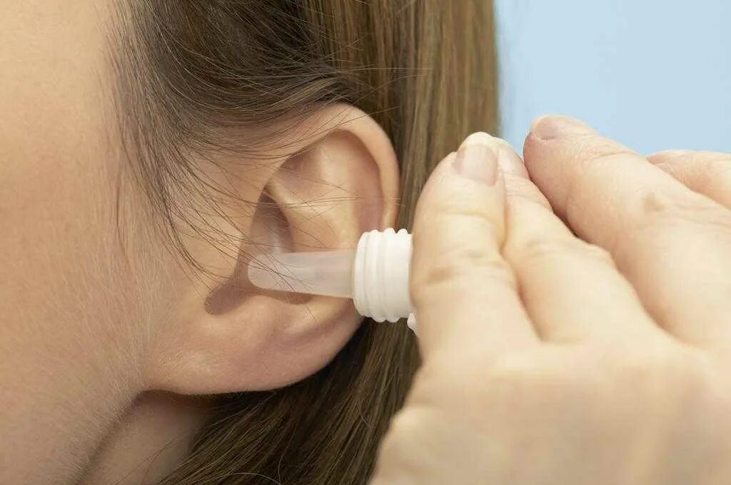 Сколько держать турунду в ухе. Ear Drops ушные капли. Закапывание лекарства в ухо. Закапывание ушных капель.