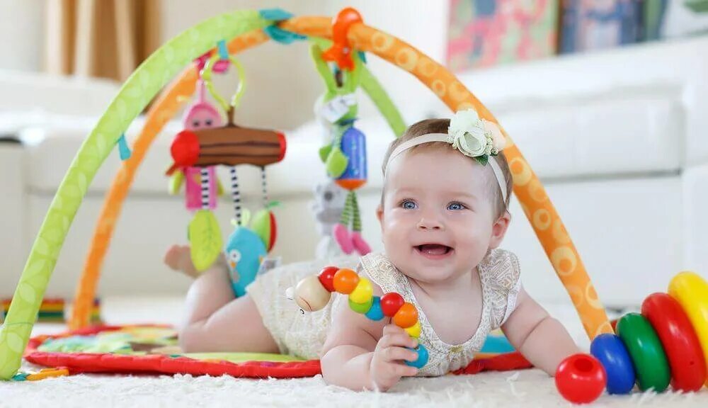 Фото с погремушками для девушек. Игрушки для малышей. Мобиль baby crib mobile. Какие игрушки нужны в 1 месяц. Игрушки для малышей.