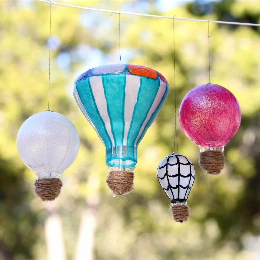 Елочная игрушка воздушный шар. Воздушный шар из лампочки. Декор из старых лампочек. Воздушный шар поделка.