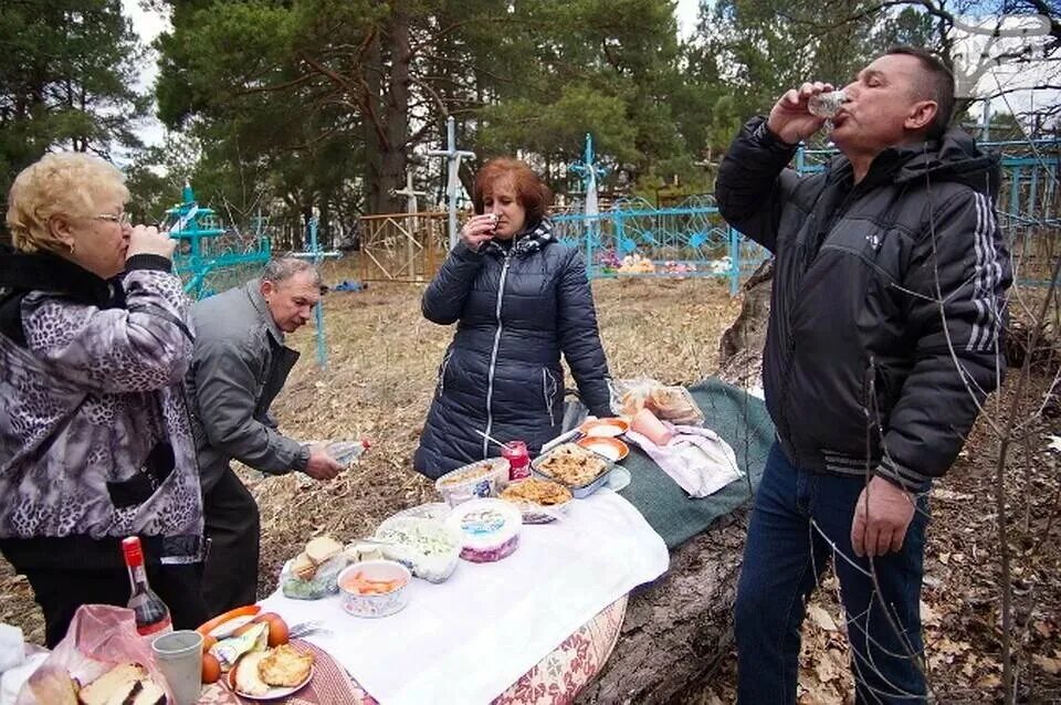 Поминки гости. Застолье на кладбище. Поминки на кладбище. Поминки застолье. Похороны застолье.