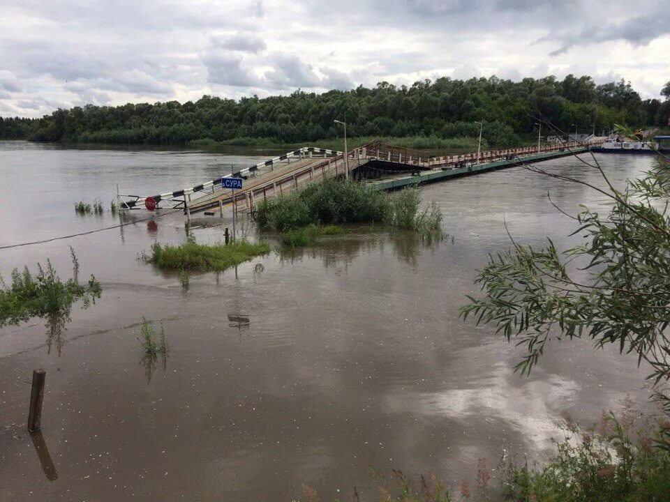 Вода в реке сура. Понтонный мост Шумерля Наваты. Понтонная переправа Шумерля. Понтонный мост Шумерля Пильна. Мост река Сура Алатырь.