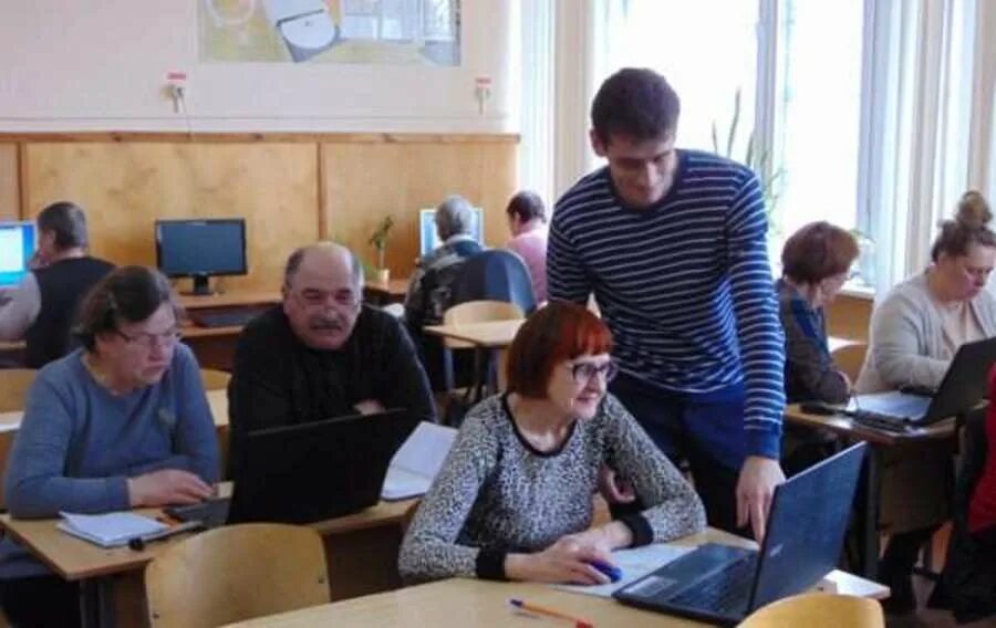 Работа в жуковском для пенсионеров. Старшее поколение. Компьютерная грамотность для пенсионеров рисунок. Компьютерные курсы для пенсионеров. Работа в жуковском для пенсионеров.
