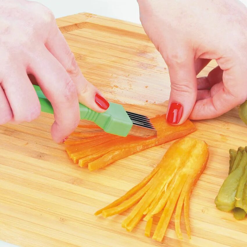 Нарезка овощей соломкой. Резка для овощей соломкой. Нож слайсер для овощей. Нож для нарезки овощей соломкой. Слайсер для нарезки соломкой.
