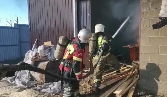 Пожар зубчаниновка самара. Пожар в мебельном цехе. Пожарные георгиевск. Пожарные на пожаре. Пожар в мебельном цехе.