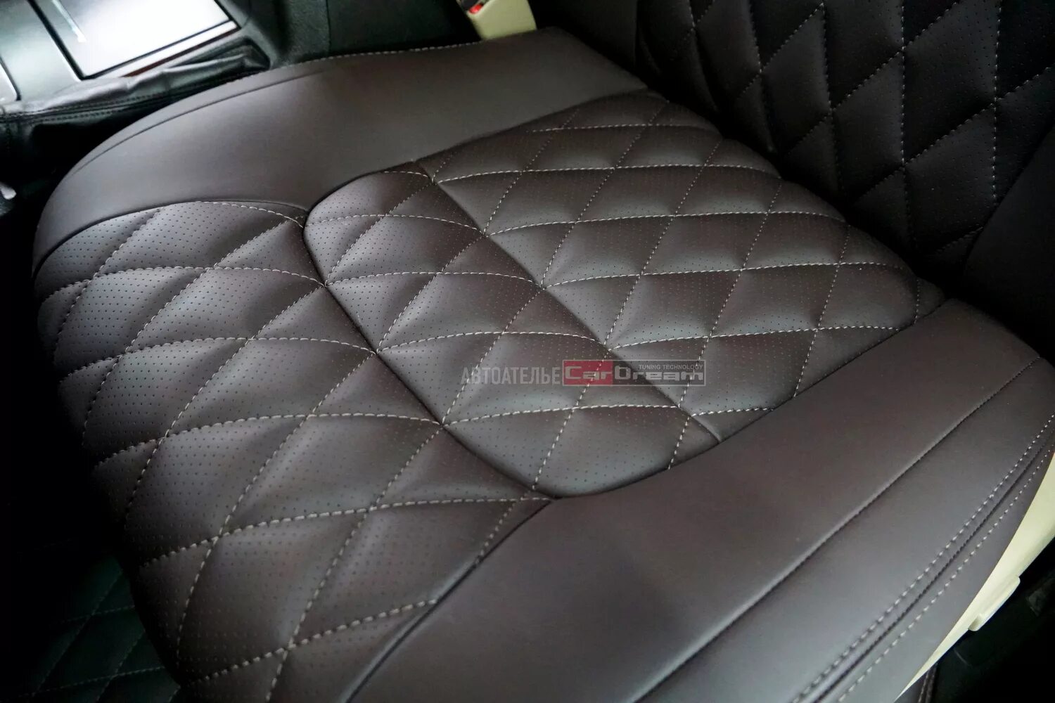 обшивка салона газель 3302. кожа искусств. натуральная свиная кожа. салон автомобиля кожа. перетяжка кожзамом подлокотников мерседес w211.
