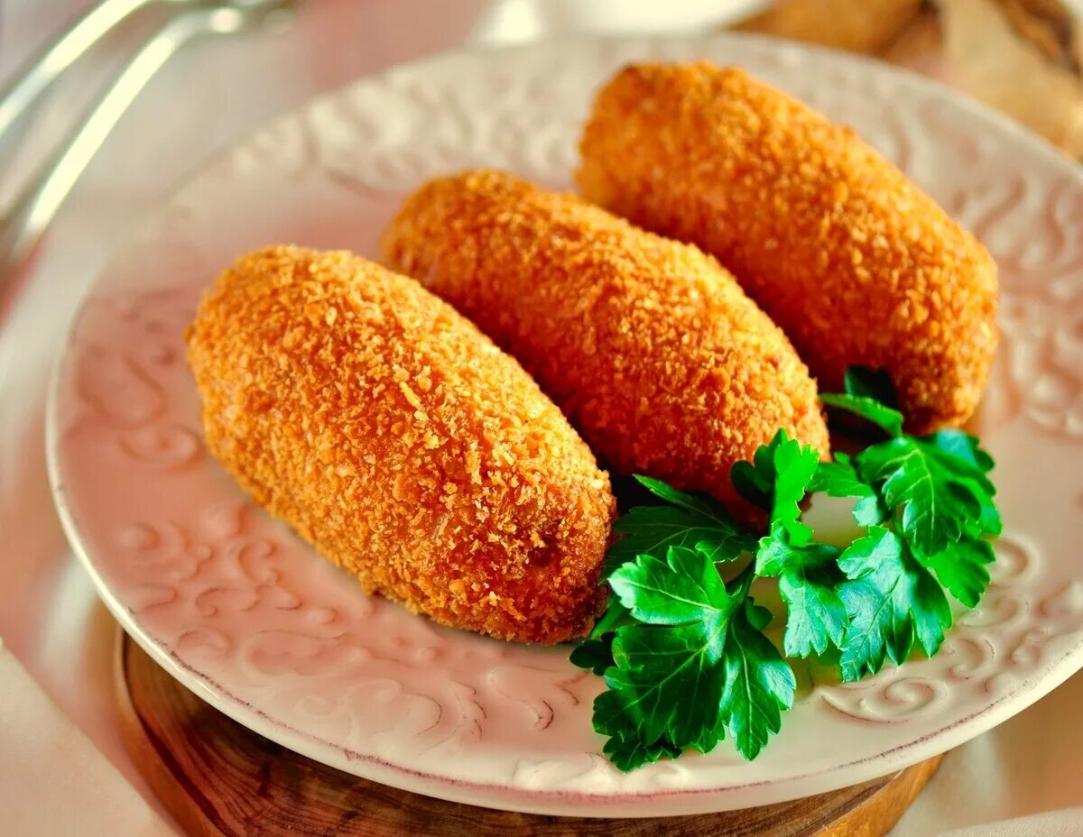 Котлеты по-киевски классический. Котлеты с сыром. Котлета деволяй. Котлеты в панировке. Куриные котлеты с маслом внутри.