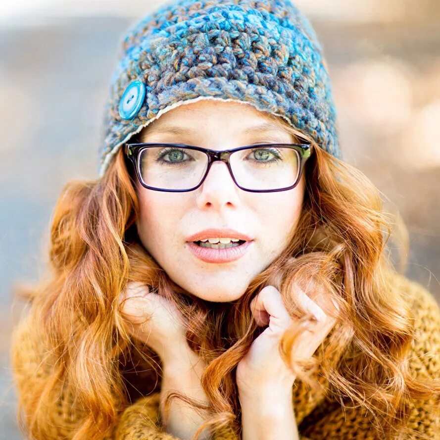 Девушка в черной шапке. Как носить шапку с очками. Шапка и очки для зрения. Cara delevingne в очках. Как носить шапку с очками.