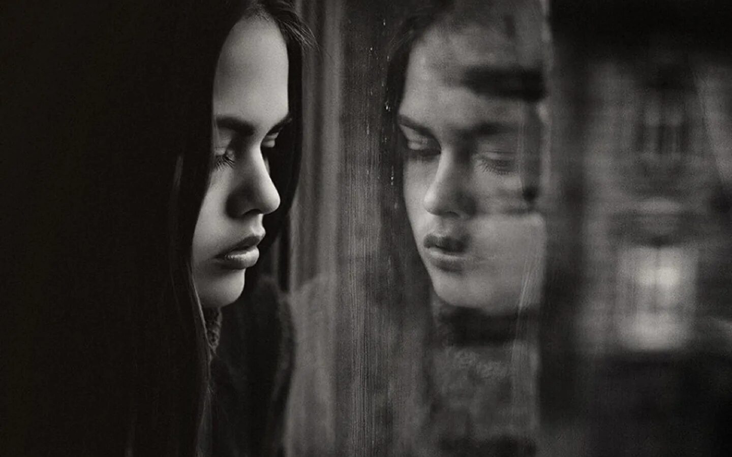 Отражались какое лицо. Отражение девушки в стекле. Портрет с отражением. Девушка в отражении.