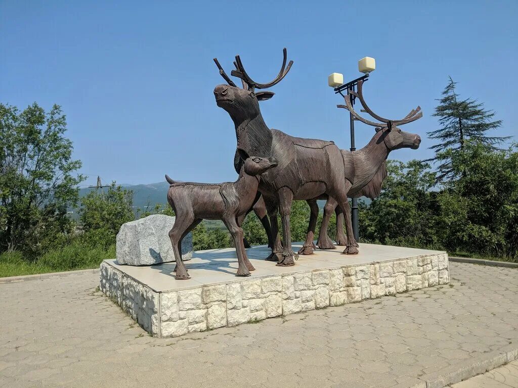 Магаданские олени. Олени Магадан скульптура. Символ Магадана. Скульптурная композиция олени Магадан.