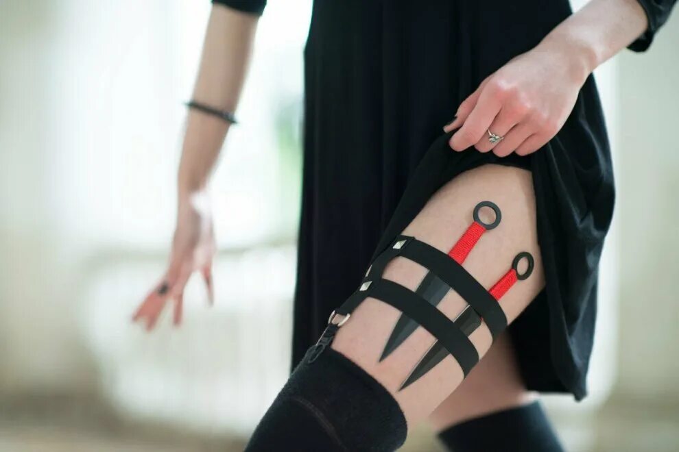 Девушка с пистолетом. Модели ножей. Красивые девушки с ножом в руках. Дагер найф. Девушка нож ноги.