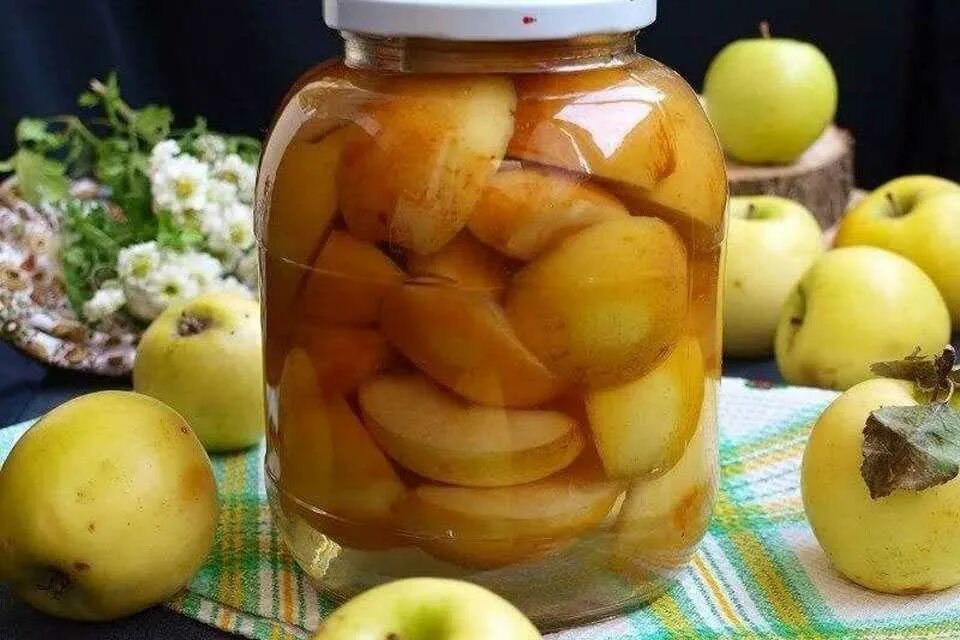 Яблоки целыми на зиму в банках. Консервированные яблоки. яблоки в сиропе на зиму. консервирование яблок на зиму в банках дольками. яблоки долька консервированные.