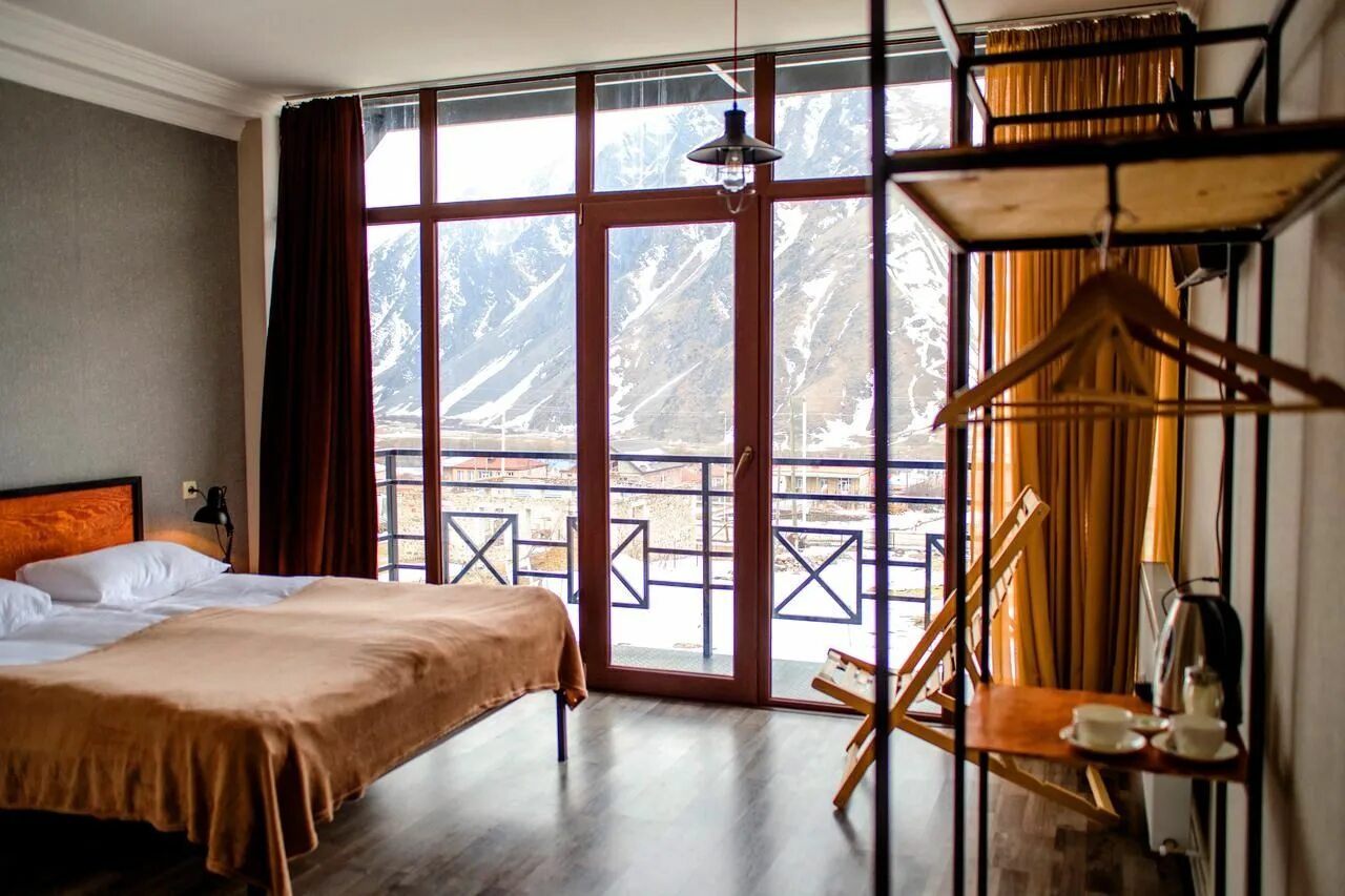 Гостиницы в грузии. Rooms Hotel Kazbegi Грузия. Грузия отель Румс отель Казбеги. Room Hotel Грузия Казбеги.