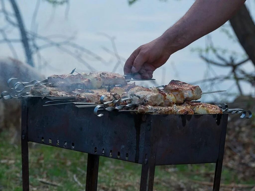 Отдохнуть на майские праздники недорого. Майские праздники шашлыки. Майские праздники шашлыки природа. Майские шашлыки на природе. Майский шашлычок.