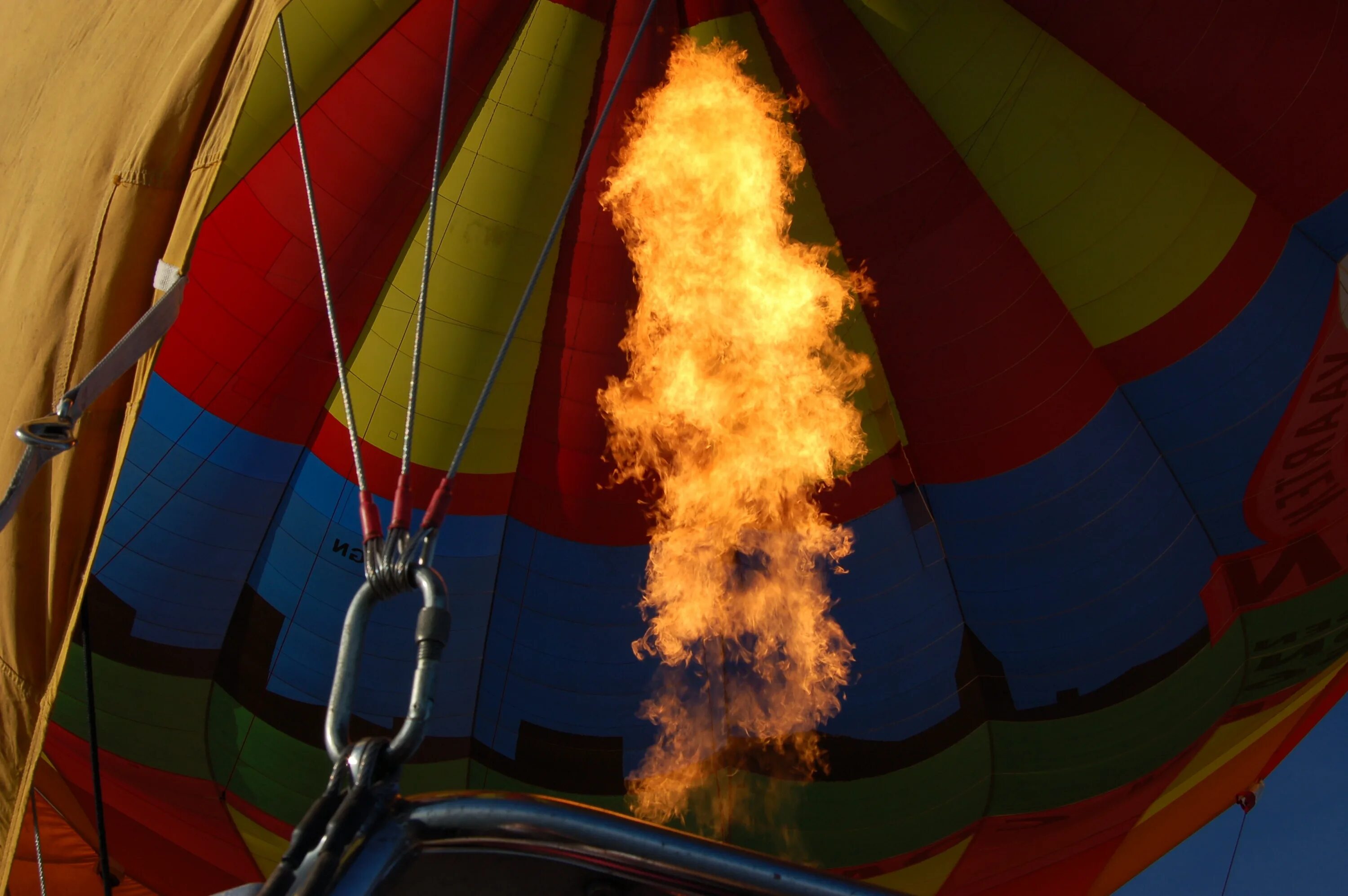 Что случилось в грузии на воздушном шаре. Воздушные шары с горелкой. Горелка воздушного шара. Полет на воздушный шар с горелкой. Воздушный шар пламя.