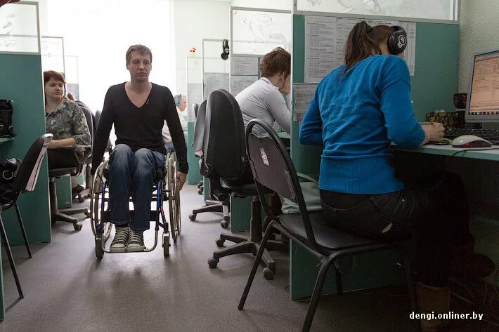 Очередь в поликлинике. Стоят ли инвалиды в очередях. Инвалиды обслуживаются вне очереди. Профессиональная реабилитация инвалидов. Родители детей инвалидов.