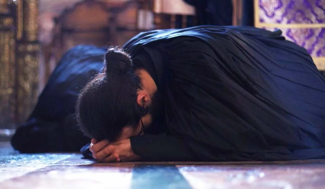 Поза молящегося. Поклон богу. Молиться лежа. Молиться лежа. Молиться лежа.