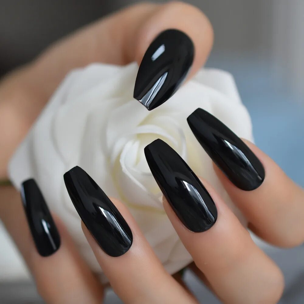 Глянцевые формы. Черные ногти. Черные длинные ногти. Черно белый маникюр. Маникюр балерина черный.