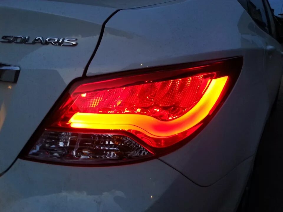 Задние диодные фонари Solaris 2016. Диодный фонарь Hyundai Solaris. Диодная оптика задних фонарей Солярис 2015. Диодные задние фонари Солярис 1.