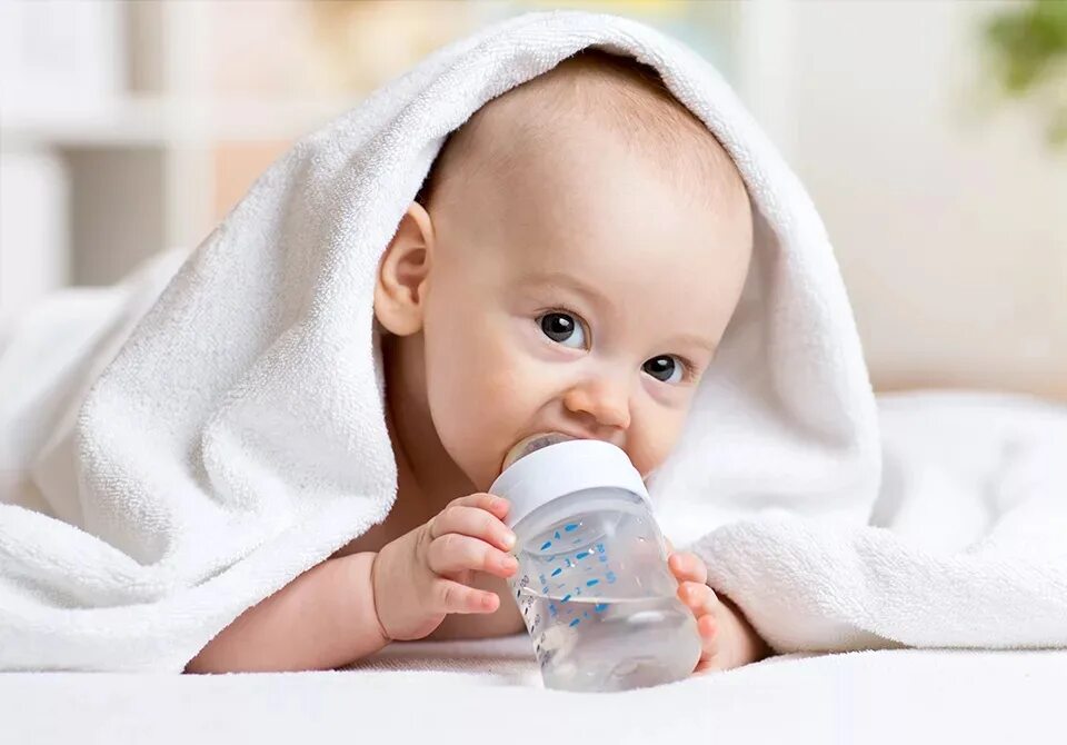 Пьет ли новорожденный воду. Малыш пьет воду. Вода для новорожденных при грудном вскармливании. Грудничок в воде. Питье для новорожденного ребенка.