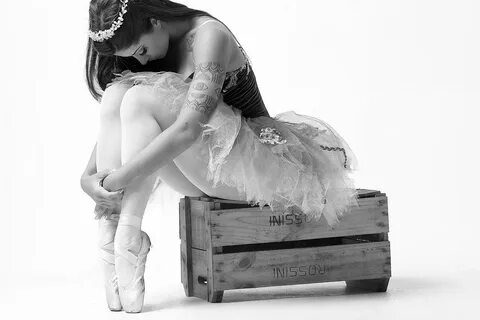 Aline Riscado posa para ensaio fotográfico vestida de bailarina clássica 
