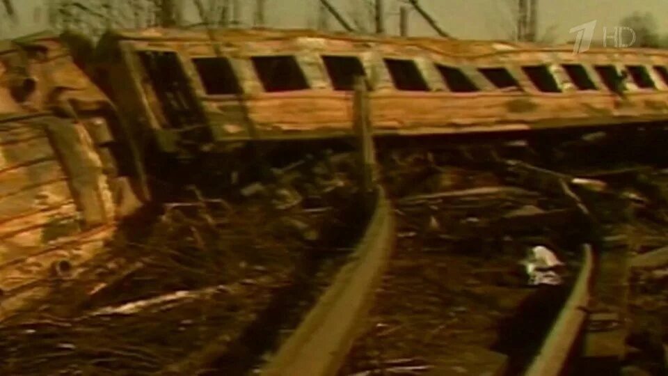 Катастрофа двух поездов. Трагедия 1989 новосибирск адлер. катастрофа в 1989 году поездов под уфой. крушение поезда новосибирск адлер 1989. трагедия поезда новосибирск адлер 1989 года.