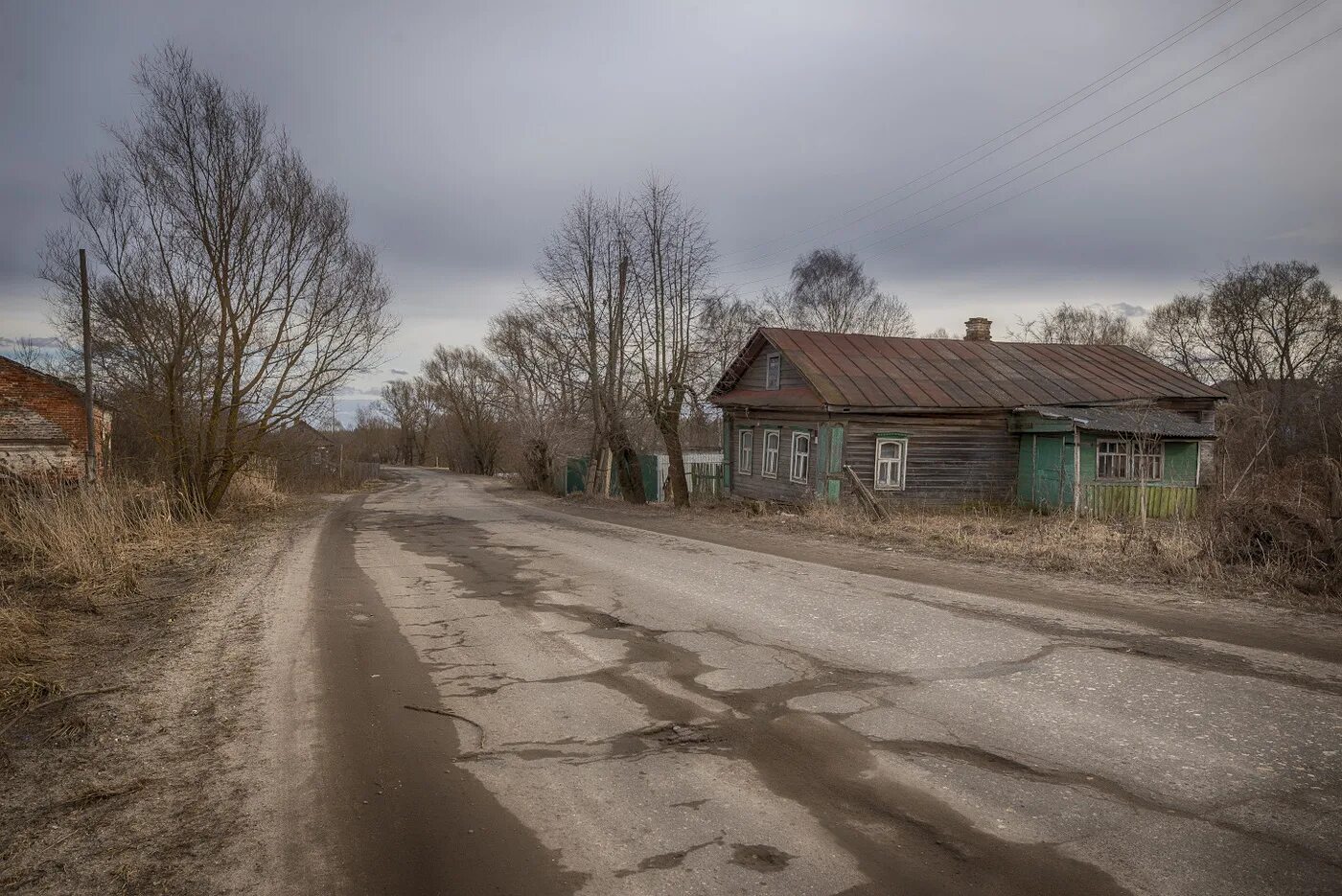 Дом у дороги. Деревня дом у дороги. Дорога у дома. Старый дом у дороги.