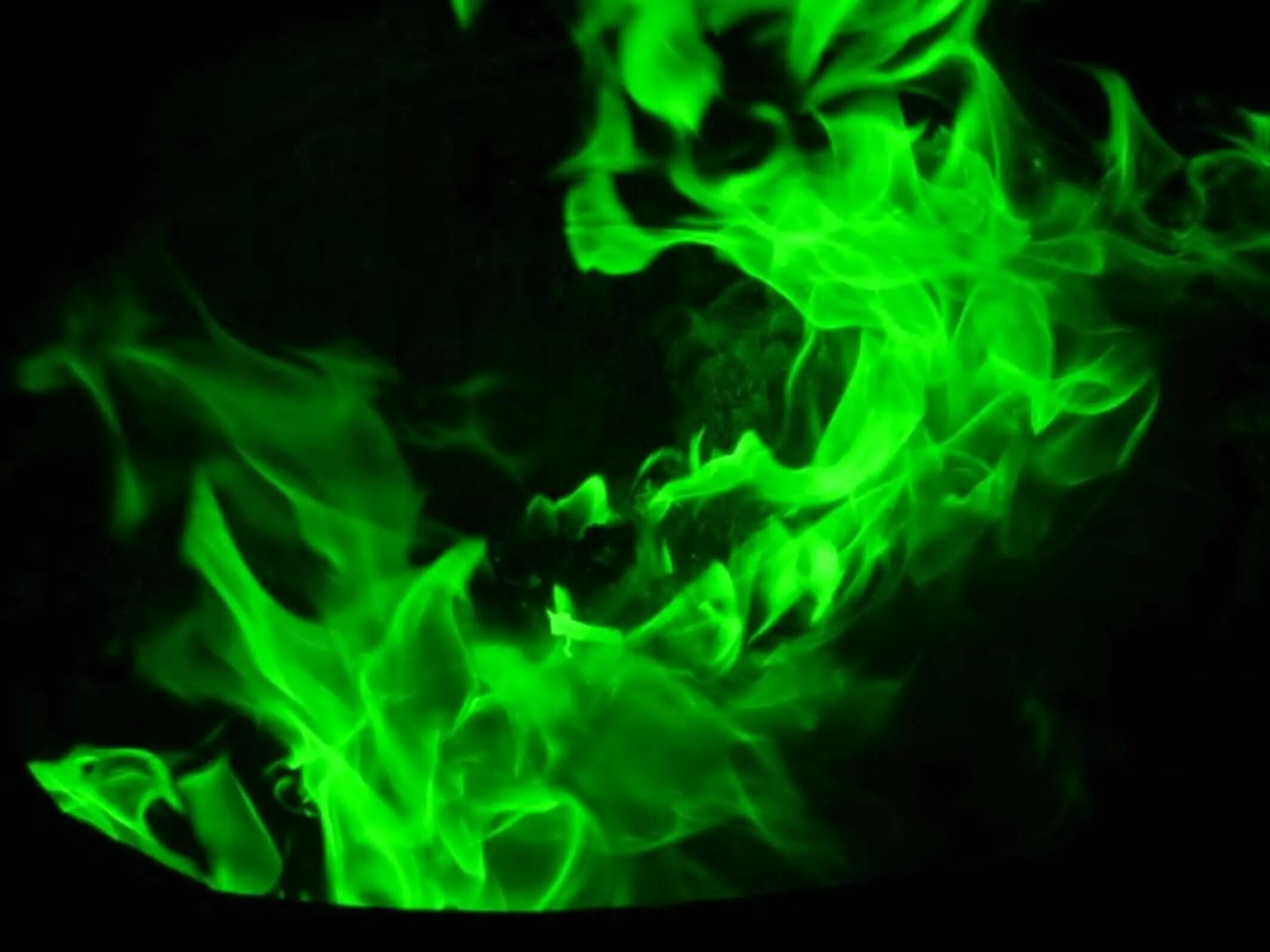 Газ зеленого цвета. Зеленый огонь. Зеленый дым. Зеленое пламя. Ядовито зеленый.