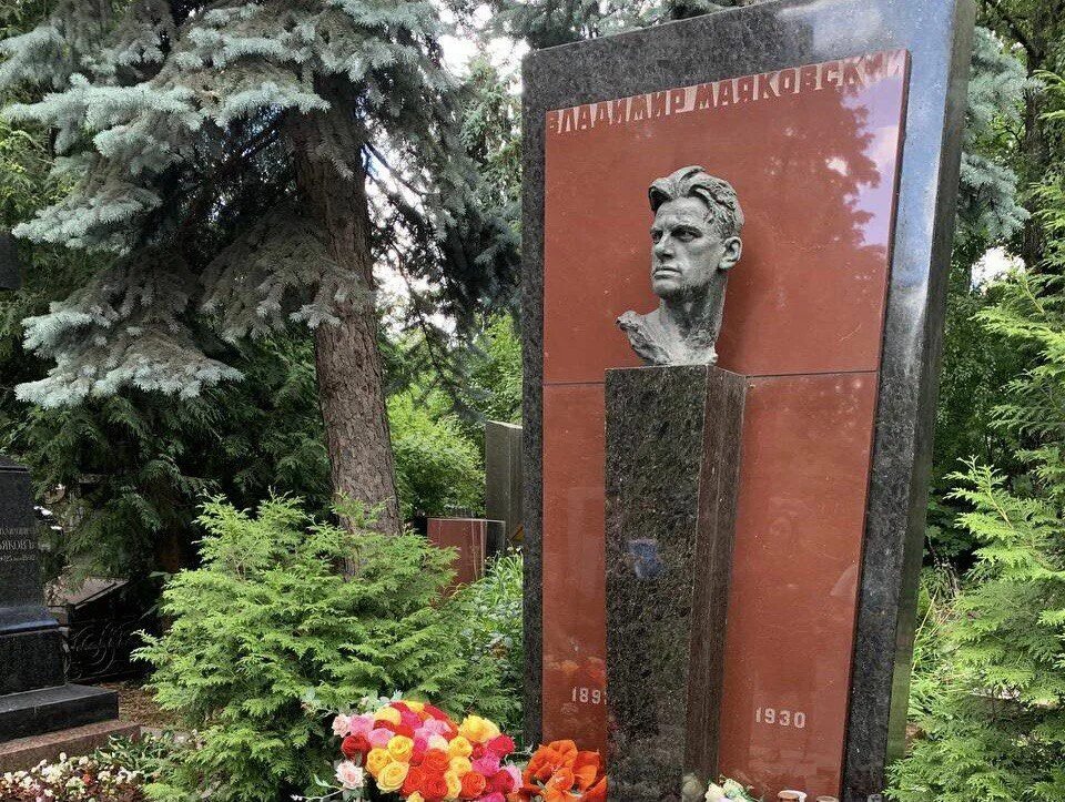 Спортивная новодевичье кладбище. Новодевичье кладбище могилы знаменитостей. Новодевичье кладбище новейшая территория. Новодевичье кладбище могилы знаменитостей. Новодевичье кладбище в москве могилы знаменитостей.