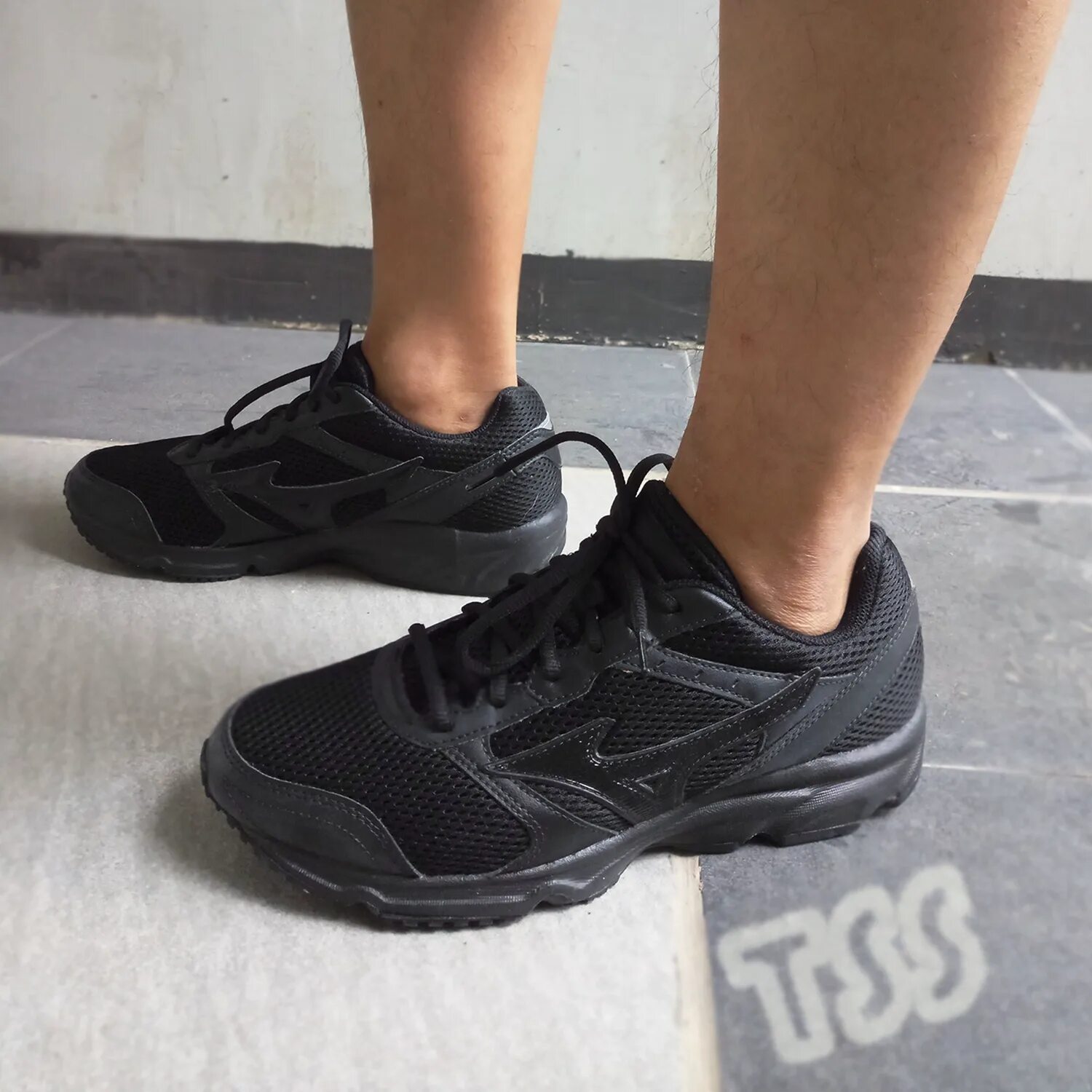 Купить широкие кроссовки. Mizuno кроссовки черные. Mizuno женские кроссовки черные. Mizuno кроссовки чёрные высокие. Кроссовки с широкой подошвой мужские.