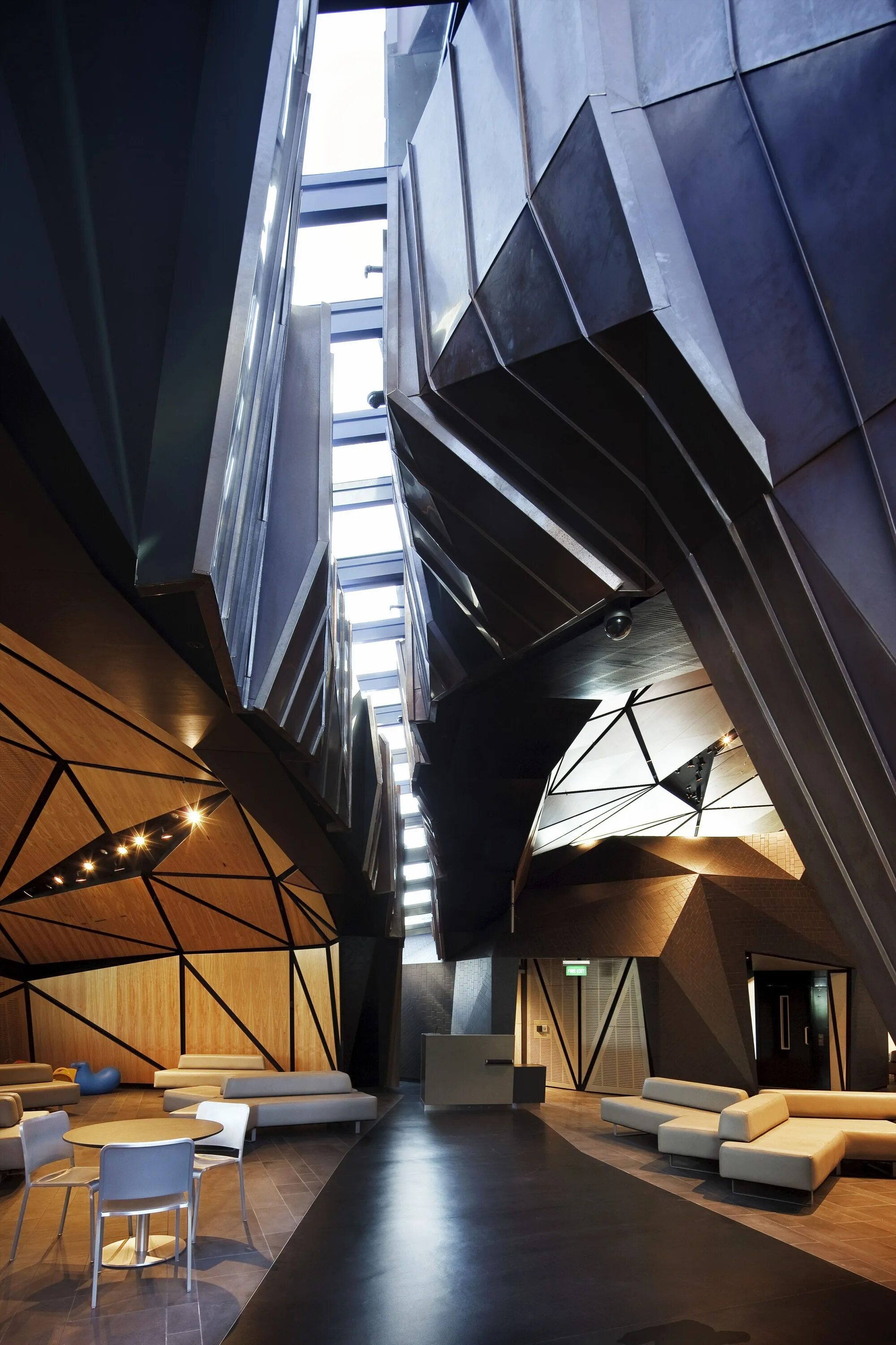 Концептуальный стиль в интерьере. Архитектура и дизайн интерьера дома. Футуристическая лестница. Органическая архитектура вилла шелл. Деконструктивизм музей в германии.